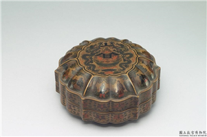 清　乾隆（1736-1795）　填漆春寿龙纹六瓣圆盘,清 乾隆,漆,盛装器