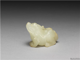 清 玉雕独脚兽衔灵芝,清 西元1644-1911年,玉石珠宝,服饰佩饰