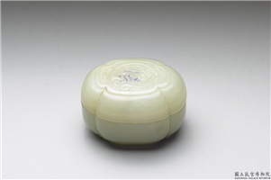 清 青玉蟠螭海棠式小盒,清,玉石,香具/盛装器