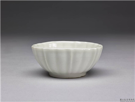 明 永乐 无款 甜白暗花菱花式茶锺,明 永乐,陶瓷,盛装器