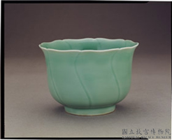 明 宣德窑 仿龙泉青瓷葵口仰锺式碗,明 宣德,陶瓷,食器
