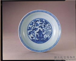 明 宣德窑 青花岁寒三友暗花双龙纹盘,明 宣德,陶瓷,盛装器