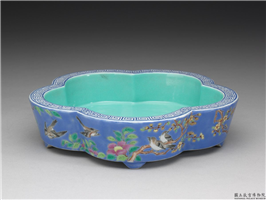 同治窑 蓝地粉彩花鸟梅花式水仙盆,清 穆宗,,花器