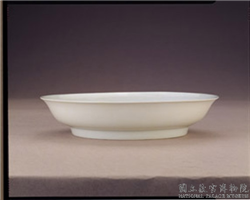 明 宣德窑 甜白半脱胎划花双龙戏珠纹盘,明 宣德,陶瓷,盛装器