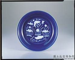 明 宣德窑 蓝地白花莲塘鱼藻纹盘,明 宣德,陶瓷,盛装器