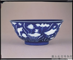 明 宣德窑 蓝地白花莲塘鱼藻纹碗,明 宣德,陶瓷,食器