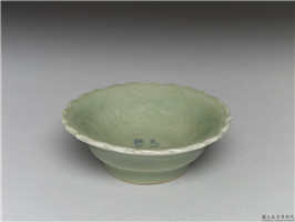 明 宣德窑 仿龙泉莲瓣形折腰碟,明 宣德,陶瓷,盛装器