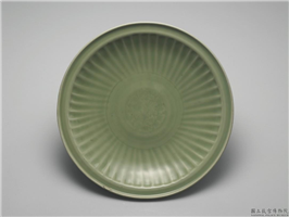 明 龙泉窑 青瓷印花折沿盘,明 十五~十六世纪,,食器
