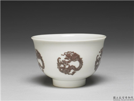 清 康熙 白地描红团龙纹盅,清 圣祖,,饮器
