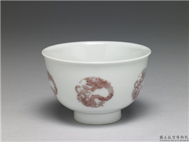 清 康熙 白地描红团龙纹盅,清 圣祖,,饮器