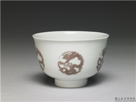 清 康熙 白地描红团龙纹盅,清 圣祖,,饮器