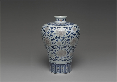 青花釉里红牡丹蕃莲纹梅瓶