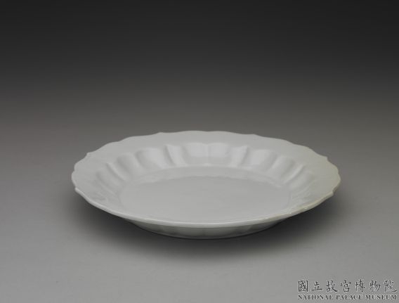 明 官窑 甜白划花花卉菱花式盘