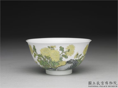 清 雍正(十年) 珐琅彩黄菊花白地茶锺