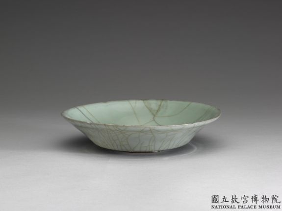 南宋　官窑青瓷葵口盘