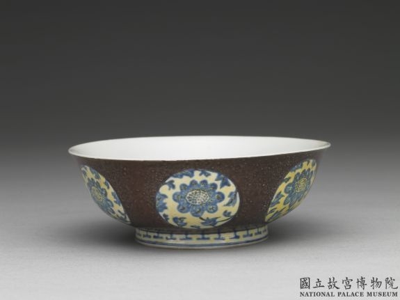 清 康熙 珐琅彩紫地团花浅碗
