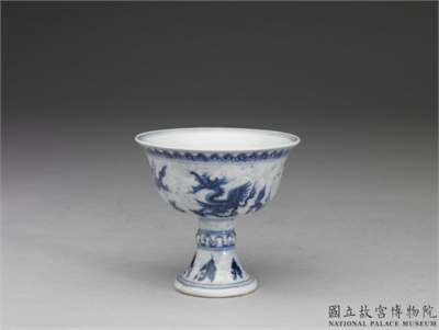 明 宣德窑 青花海兽波涛纹凸节高足杯(青兽白涛)