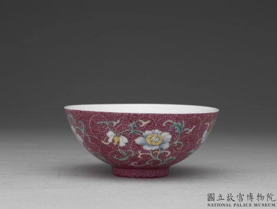 清 乾隆 洋彩洋红地花卉三多小碗