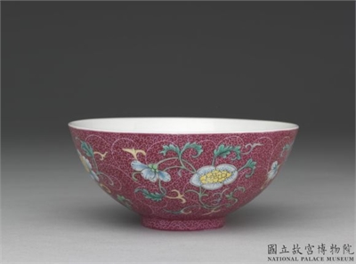 清 乾隆 洋彩洋红地花卉三多小碗