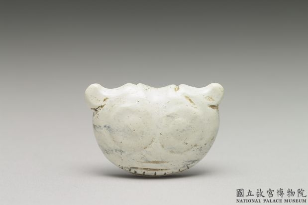 红山文化晚期 带齿兽面玉佩