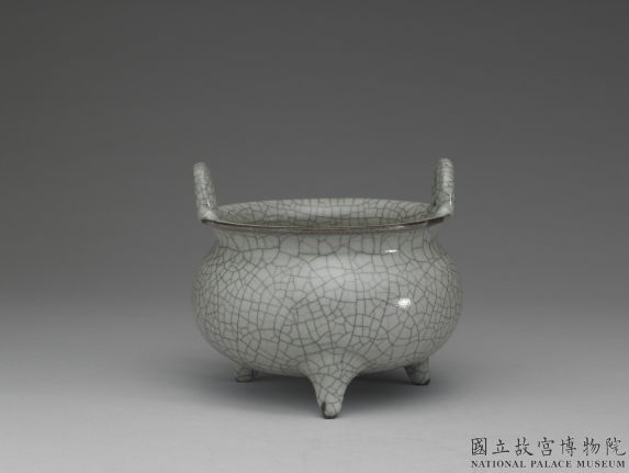 宋 哥窑 灰青系耳三足炉