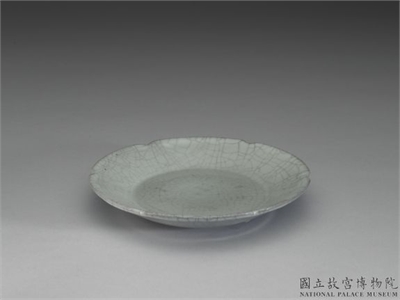 南宋-元　官窑青瓷葵口碟