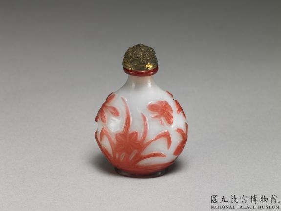 清 乾隆款 套料花蝶鼻烟壶