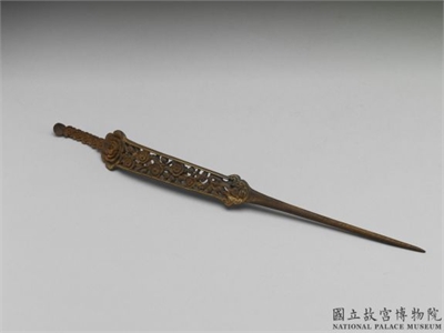 清 伽楠镶嵌金丝镂空花卉蝙蝠耳挖簪
