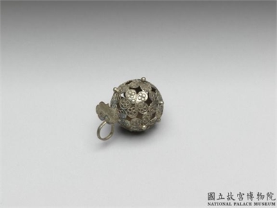 清 银镂空梅花钮子