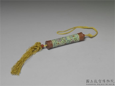 清 草绿地粉彩缠枝花卉瓷牙签筒