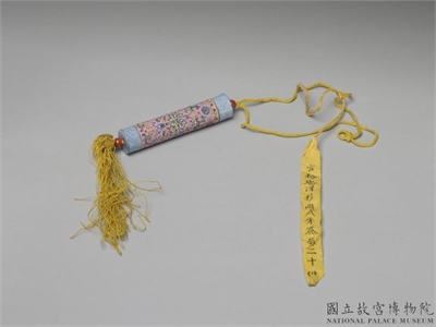 清 粉红地粉彩缠枝花卉瓷牙签筒