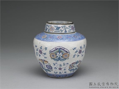 清 乾隆款 铜胎画珐琅仿斗彩花蝶纹圆盖罐