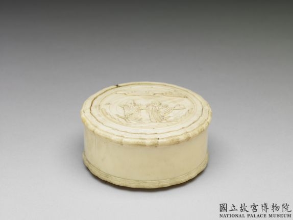 清 雕牙人物小圆盒