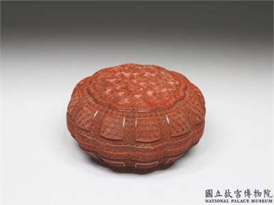 清 乾隆 剔红雕漆蟠云宝盒