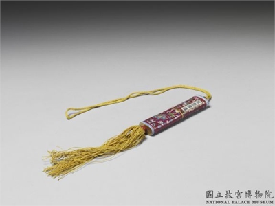 清 红地粉彩缠枝花卉瓷牙签筒