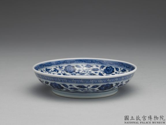 清 乾隆 青花西番莲雷纹碟