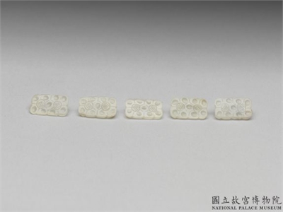 白玉花式钮(五粒)