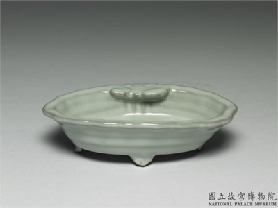 清 乾隆 弦纹四足花盆