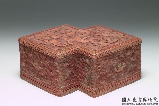 清 红雕漆方胜盒
