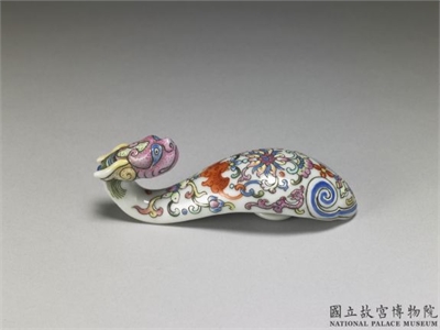 清 白地粉彩龙首瓷带鈎