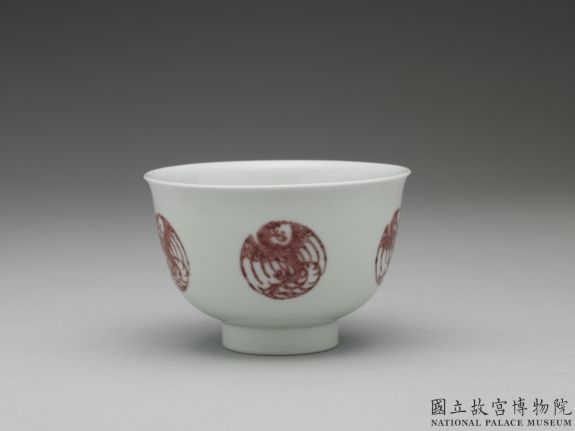 清 康熙 白地描红团凤纹盅