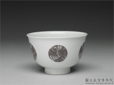 清 康熙 白地描红团凤纹盅