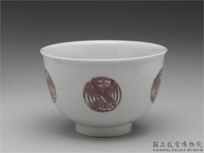 清 康熙 白地描红团凤纹盅