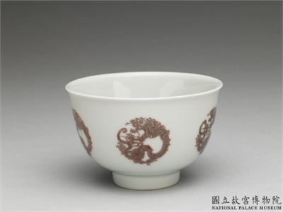 清 康熙 白地描红团龙纹盅