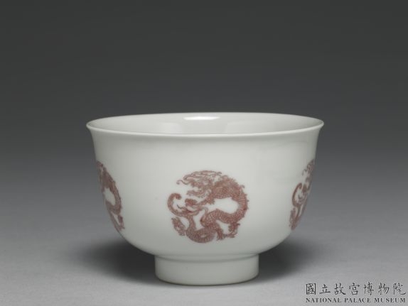 清 康熙 白地描红团龙纹盅