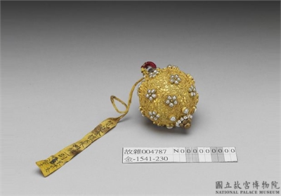 金镶米珠回钮
