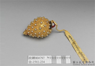 清 包金嵌珠宝锥式钮子