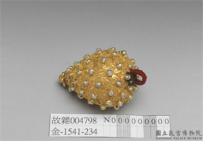 清 包金嵌珠宝锥式钮子 (原名：包金镶米珠回钮）