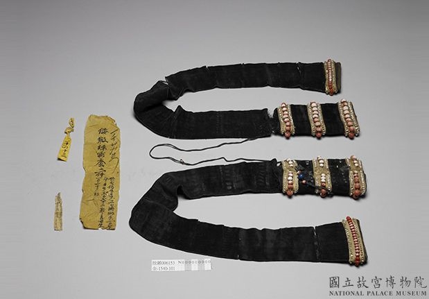 清 嵌珊瑚珠石黑绒发辫套