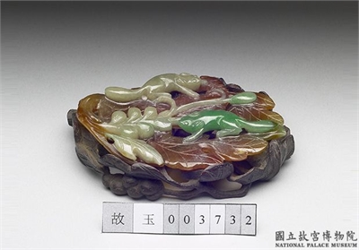 清 翡翠松鼠葡萄 附木座